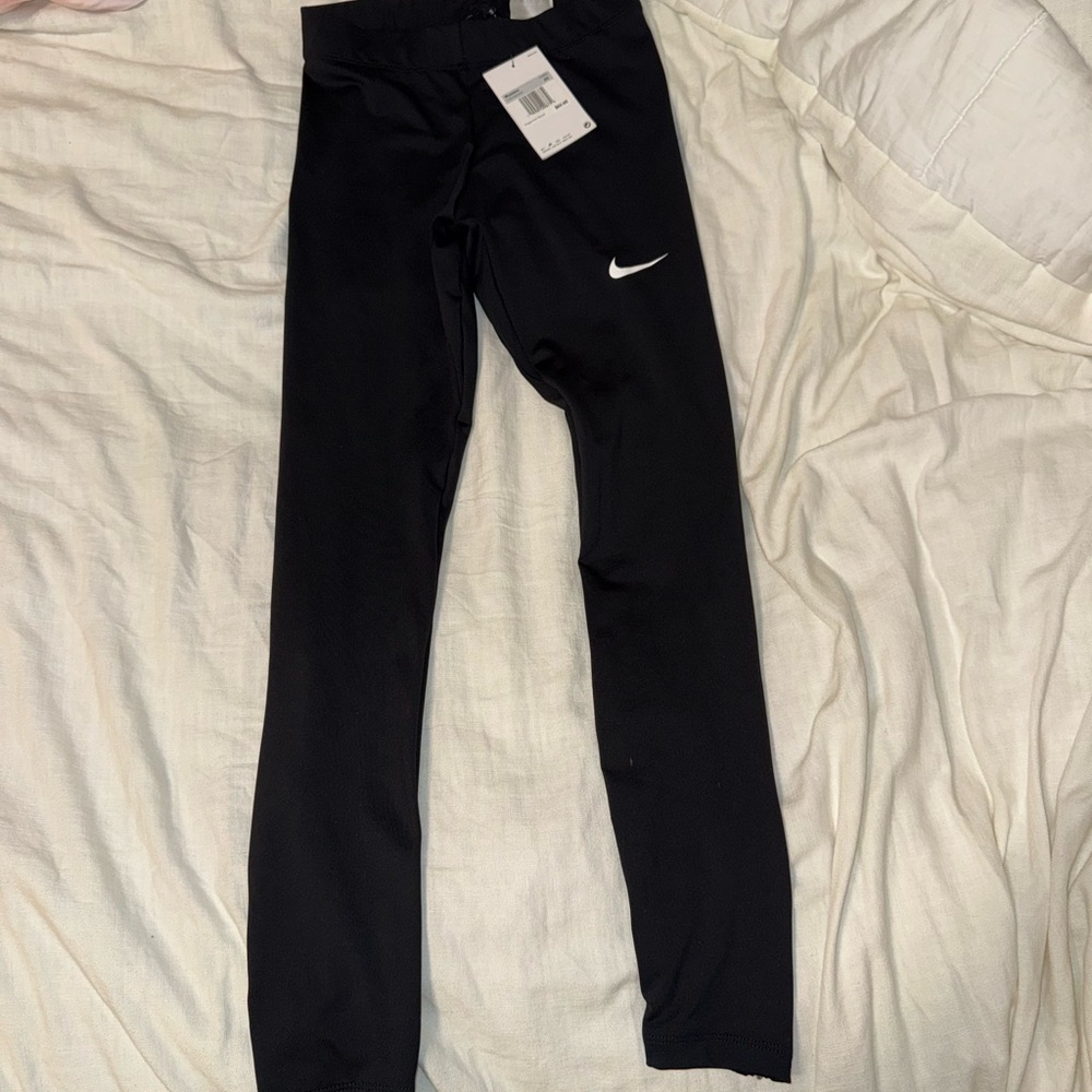 Women’s black Nike leggings with zipper on the lower legs